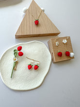 Cargar imagen en el visor de la galería, Strawberry Earring