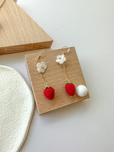 Cargar imagen en el visor de la galería, Strawberry Earring